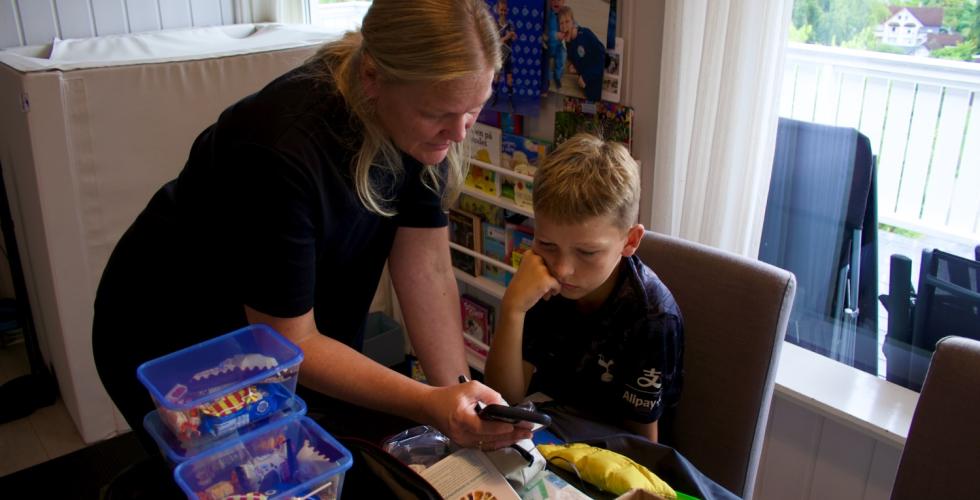 Kaspian og mamma pakker diabetes-utstyr til leirskolen.