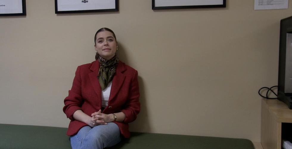 Eva Franko Aas sitter inne i lokalene hos NSO 