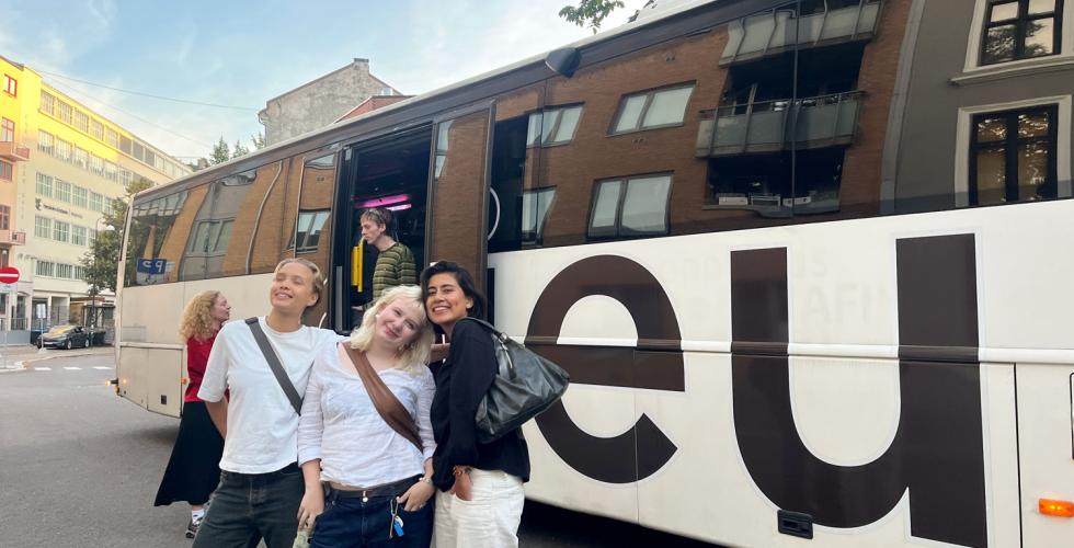 Tre jenter utenfor nieu sin humorbuss