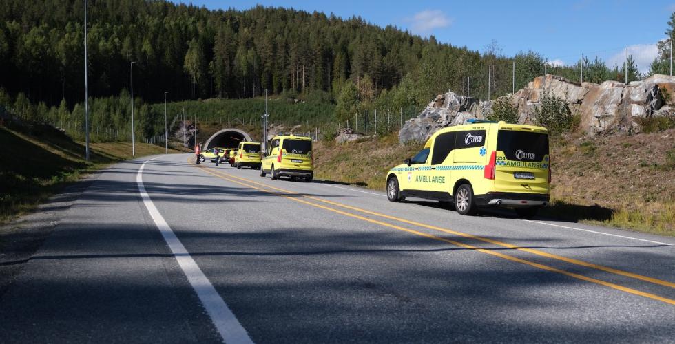 Ambulanser kj&oslash;rer inn i tunnelen
