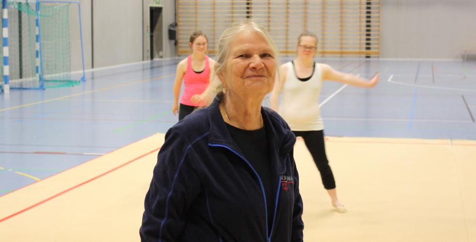 Brenda som står i hallen foran jentene.