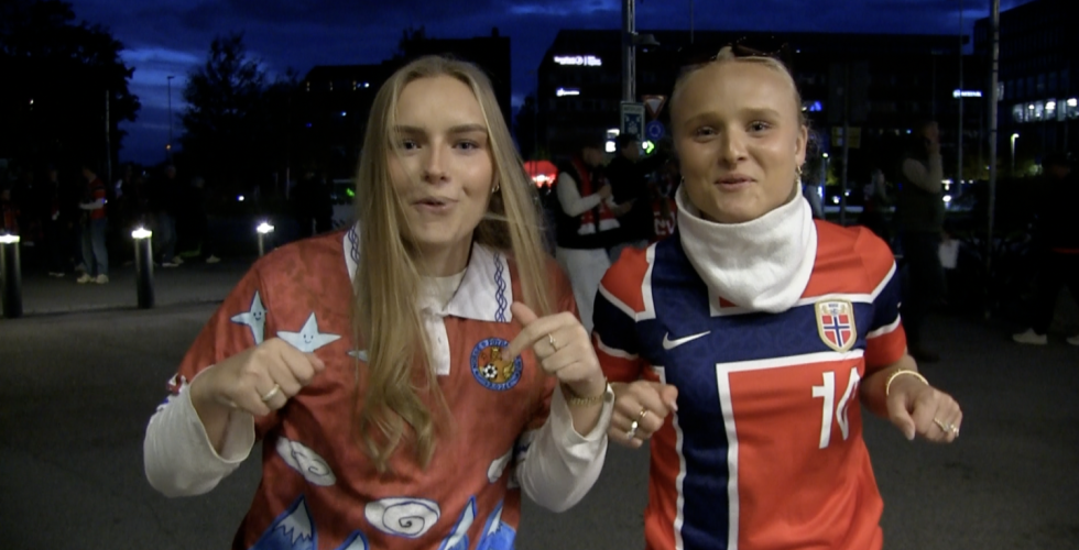 To jenter i Norge-drakt som ror foran Ullevål før kamp.