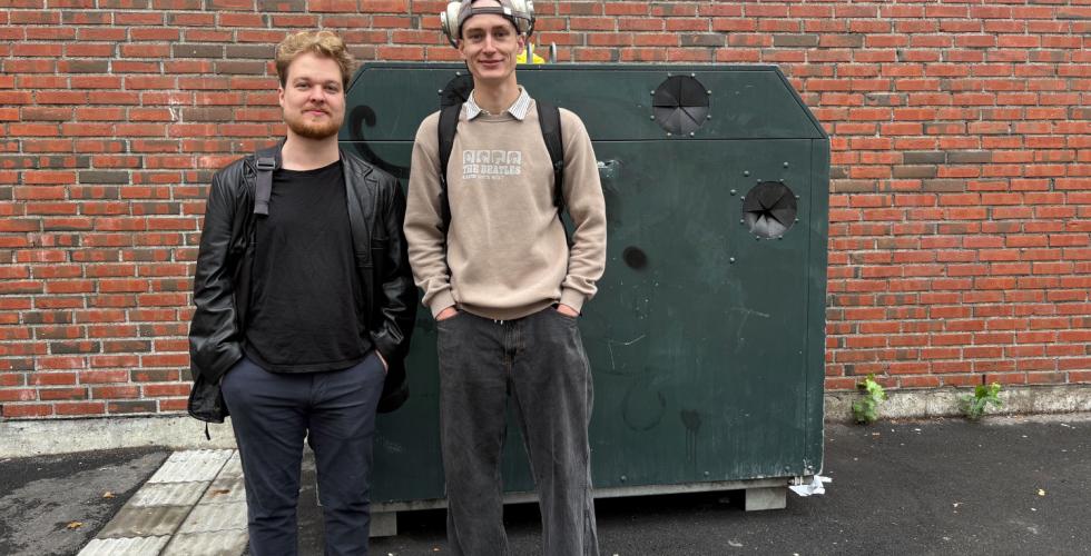 To studenter ved et returpunkt i Oslo 