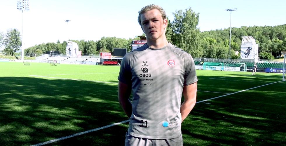 Darian Mink, keeper for klubben KFUM som står på fotballbanen etter trening