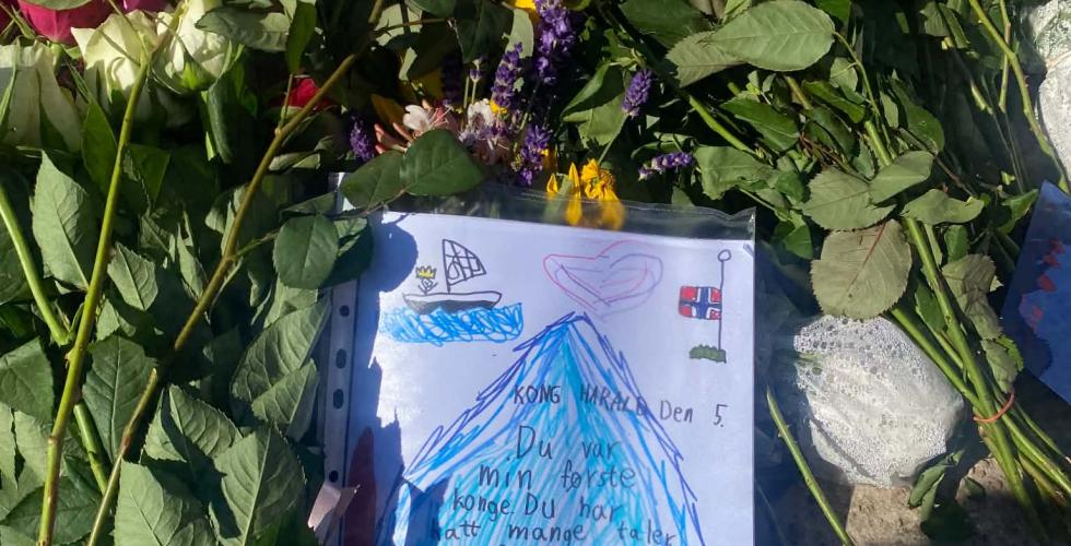 Et brev til Kong Harald blant blomstene i Slottsplassen