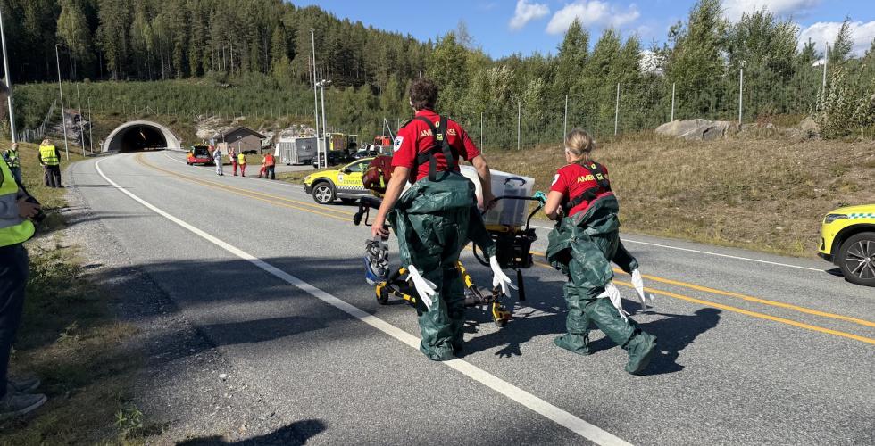 Personell l&oslash;per inn i tunnelen
