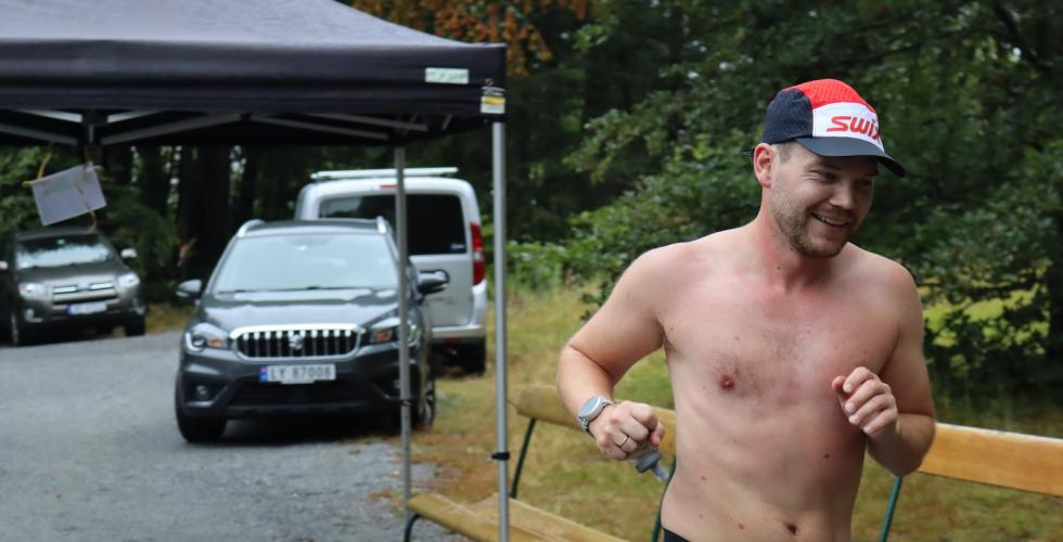 Mikael løper i bøkeskogen