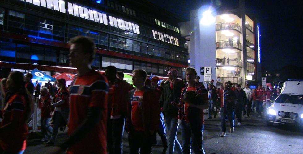 Supportere strømmer til utenfor Ullevaal stadion