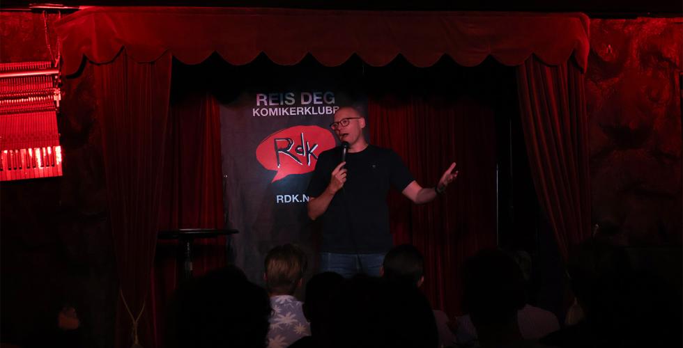 Joachim skage som holder standup