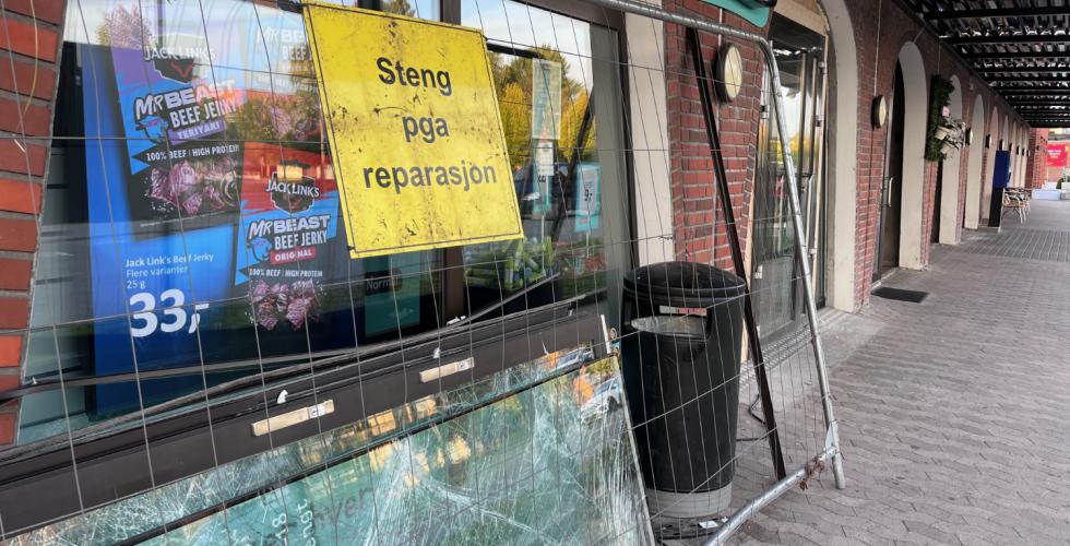 P&aring; bildet ser vi inngangspartiet til Normal S&oslash;rumsand. Vi kan se et skilt der det st&aring;r "steng pga reparasjon." Lenger ned i bildet kan vi se en knust d&oslash;r. 