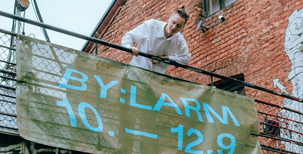 "ok oskar" i kjent stil &mdash; If&oslash;rt en hvit skjorte og solbriller p&aring; hodet.