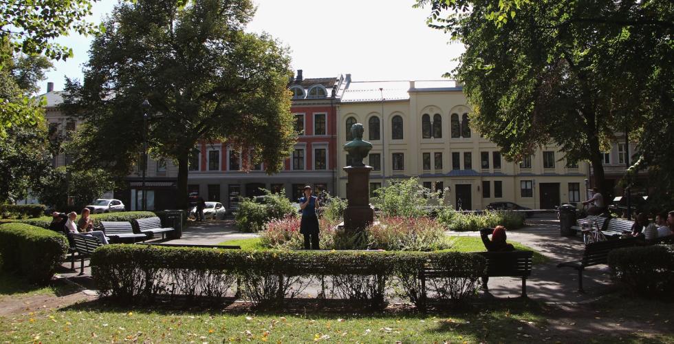 Olaf Ryes plass hvor Sonya synger. 