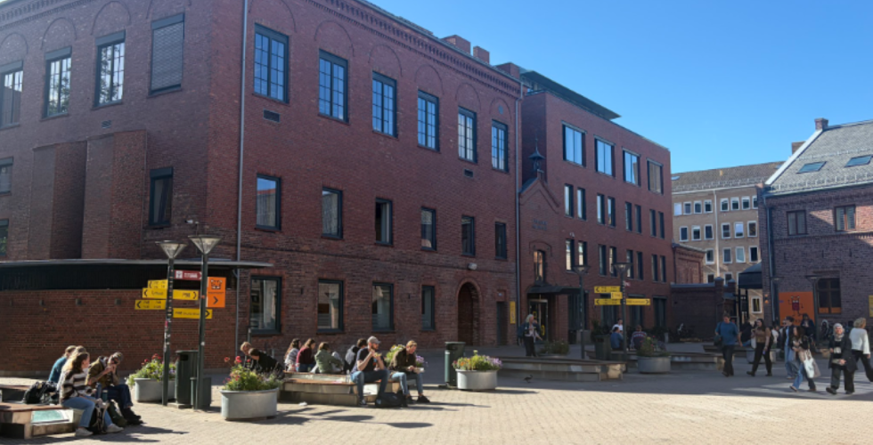 Utsiden av OsloMet p&aring; en solfylt dag