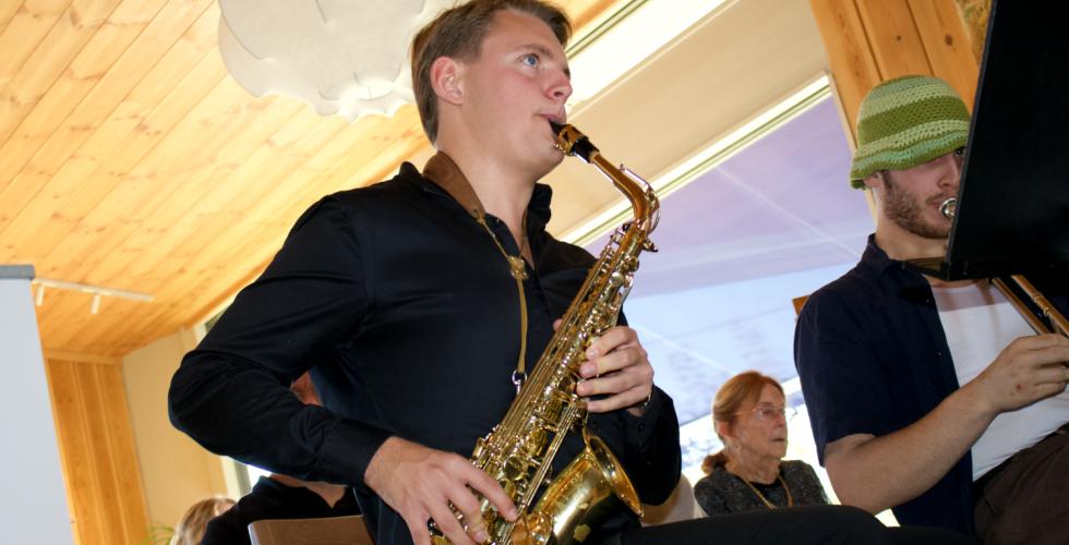 Stian Gotaas spiller saksofon