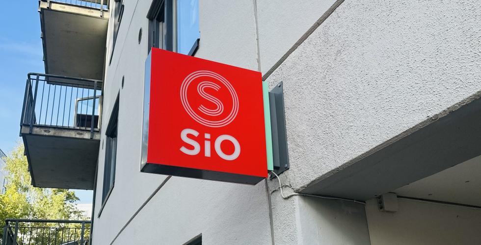 Sio skilt utanfor et SiO stundethus 