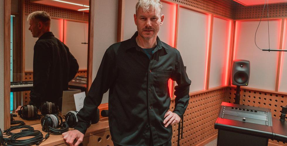 Tom Hugo Hermansen st&aring;r i Tonos studio