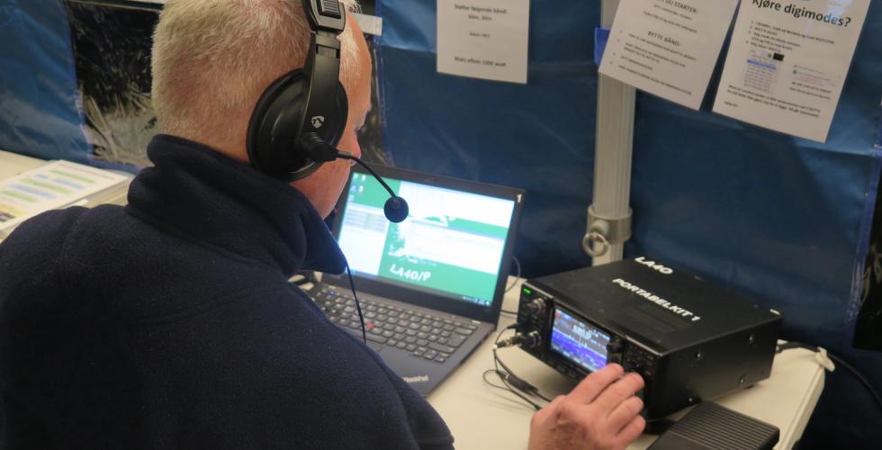 Truls opererer radioen.