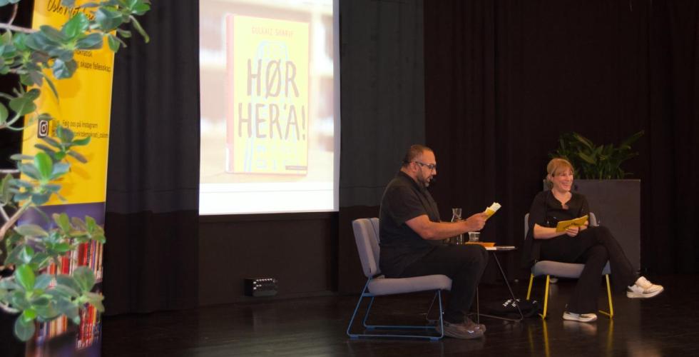 Forfatteren Gulraiz Sharif av boka "Hør her´a!" deltar på bokbad i regi av "OsloMet leser". 