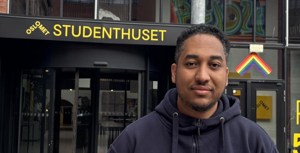 Leder i studenparlamentet på OsloMet Yosef Ihdego utenfor P52 på campus Pilestredet.