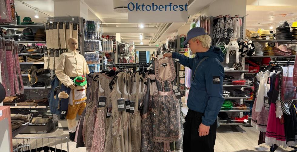 Kaj kikke på kostymer