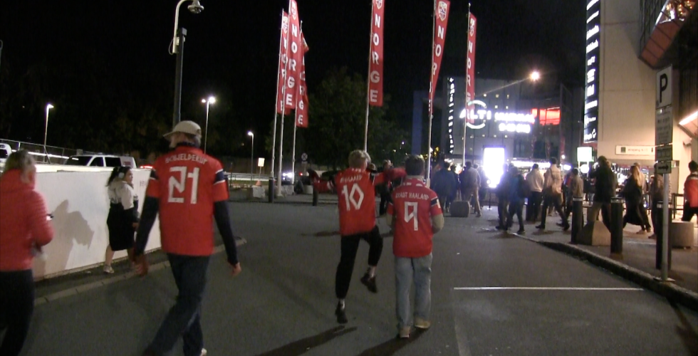 Tre personer i Norge drakt utenfor Ullevål Stadion