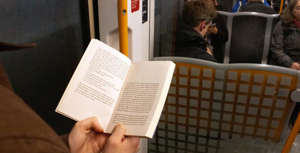 Mann som leser på tbanen, boken er på starten