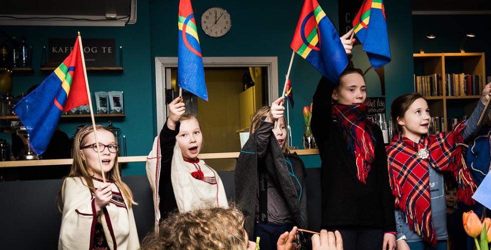 Samiske elever ved Prestvannet skole i Tromsø veiver med samiske flagg.