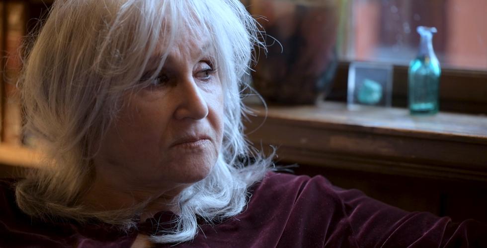 Profil av endre dame som ser ut, muligens av et vindu