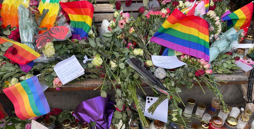 BLOMSTERHAV: Kim Friele minnes på benken hvor hun startet kampen for homofiles rettigheter, Foto, Martine Haugan 