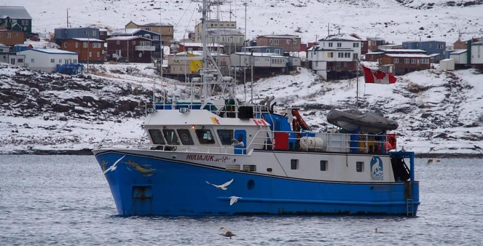 Fiskebåt seiler ute på sjøen