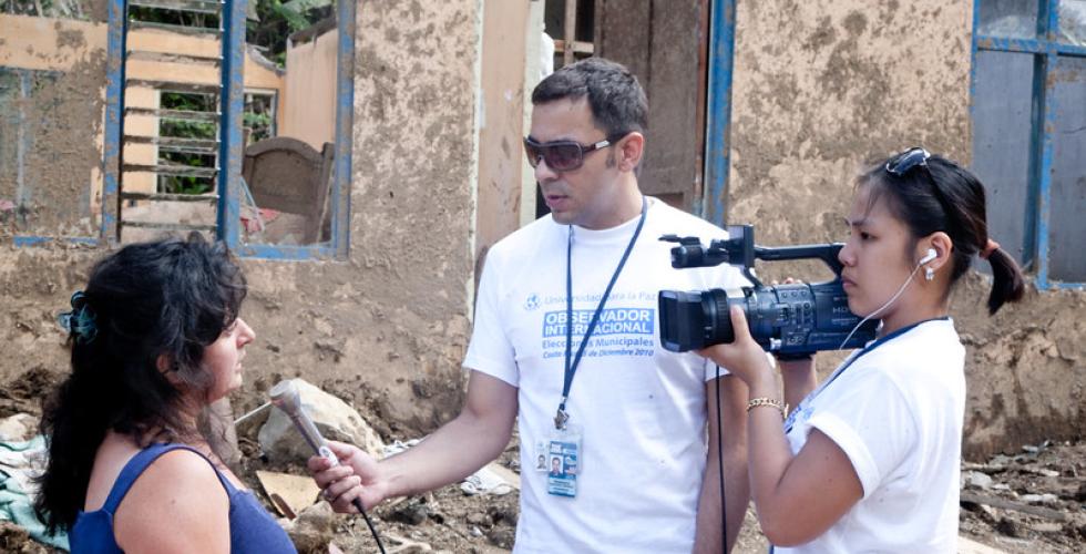 To journalister intervjuer en dame i Costa Rica