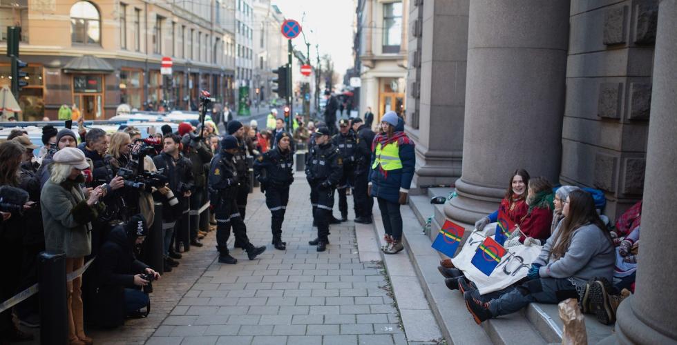 Bilde av politiet, demonstranter og presse