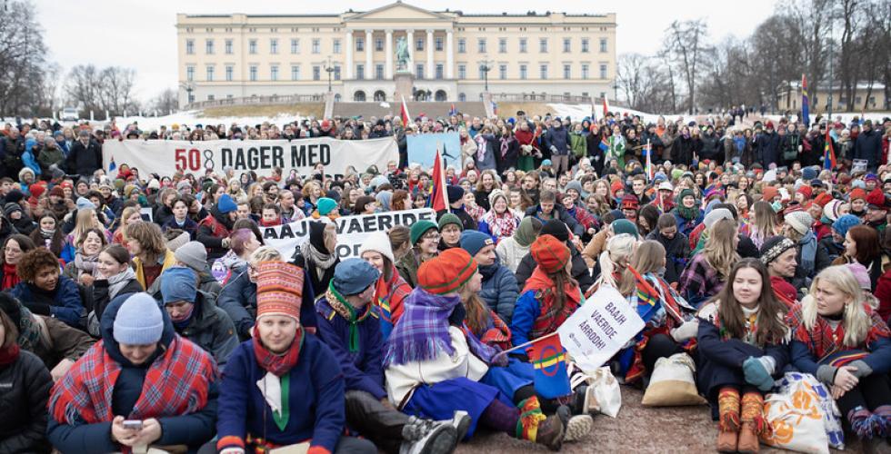 Bildet viser aksjonister foran slottet