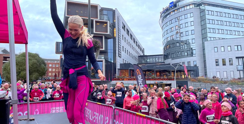 Instruktør Hedvig Bang-Førsund leder oppvarming for de påmeldte i Rosa sløyfe-løpet.