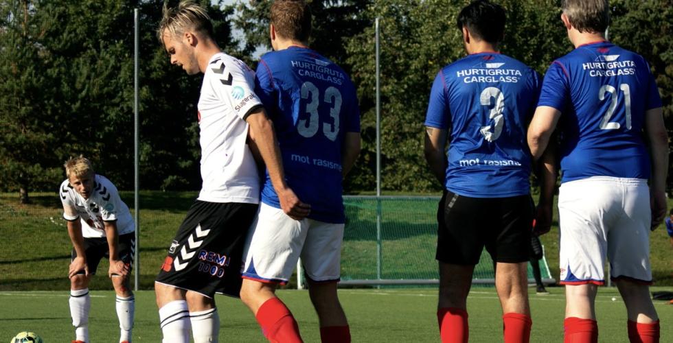 På treningskamp mellom Gatelagene til Vålerenga og ODD skal en spiller på ODD skyte straffe. 