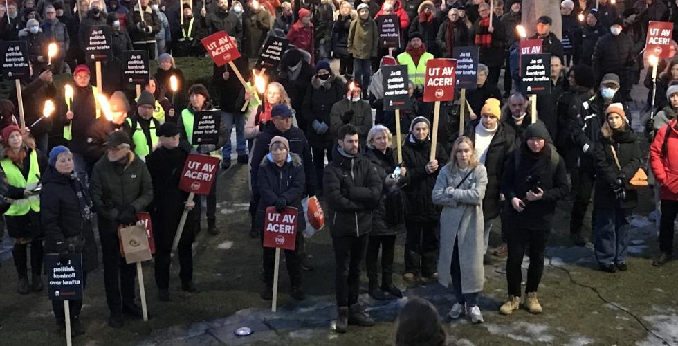 Demonstranter har samlet seg på Eidsvoll plass. Bjørnar Moxnes foran.