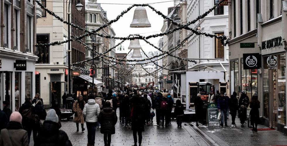 Folk på Karl Johans gate 