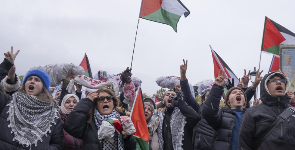 Folk roper på Palestina-demonstrasjonen.