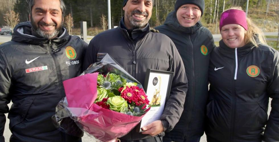 Adnan Naeem fikk blomster og diplom som vinner av årets ildsjel. 