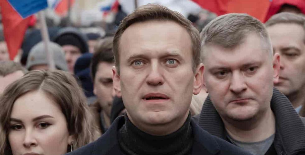 Aleksej Navalnyj med russiske flagg bak seg