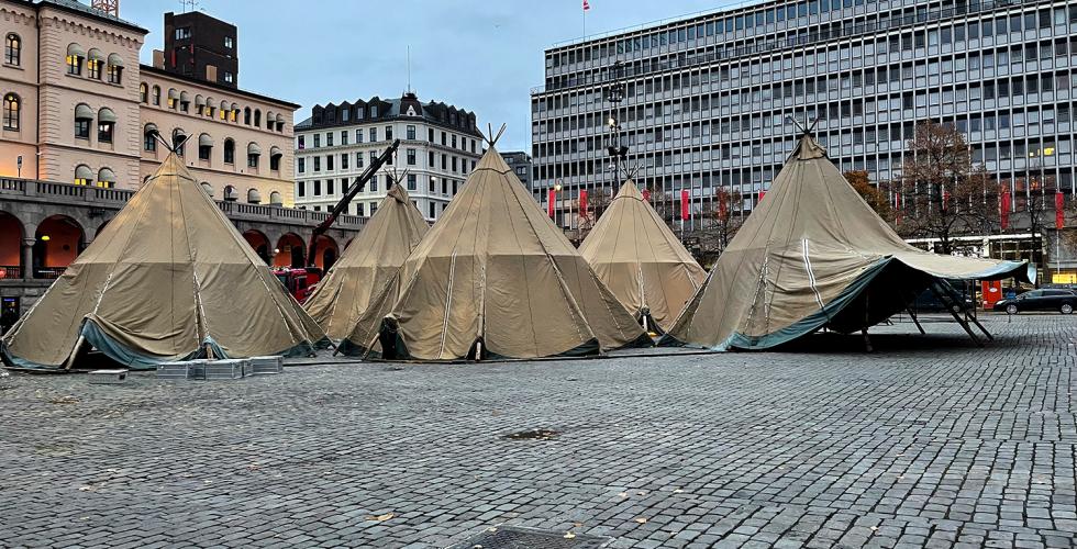 Seks store lavvoer under opprigging på Youngstorget