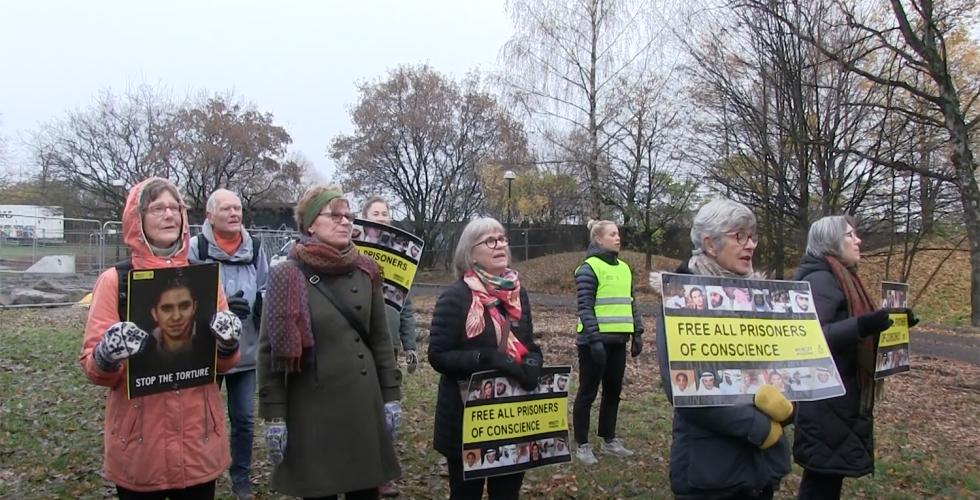 Eldre mennesker i amnesty protesterer mot Badawis dom. 