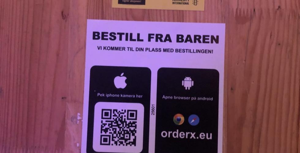 Bord med to qr-koder, ett for drikkebestilling og ett til å komme inn på siden til Amnesty.