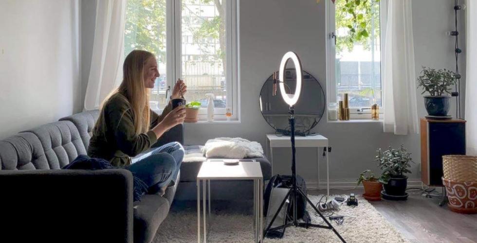 Andrine Løvberg sitter i stua og lager en TikTok