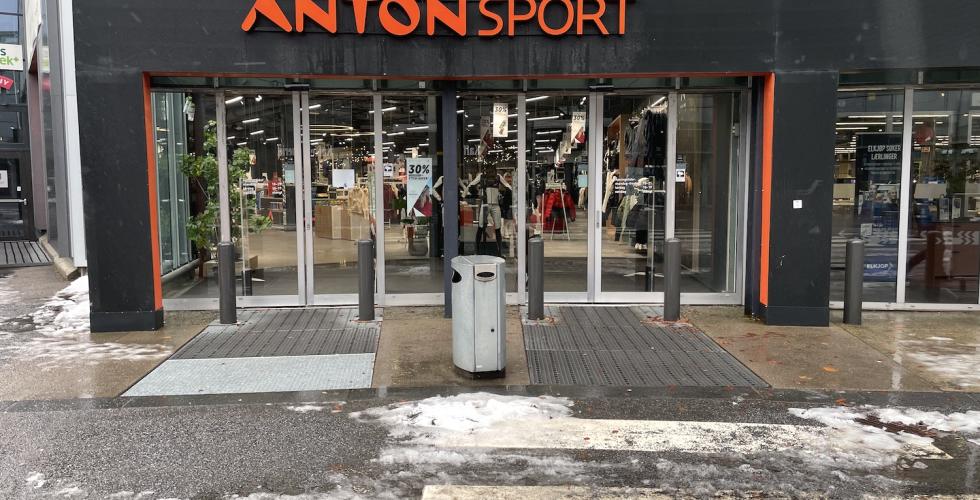 Inngangen til Anton sport på Alna Storsenter