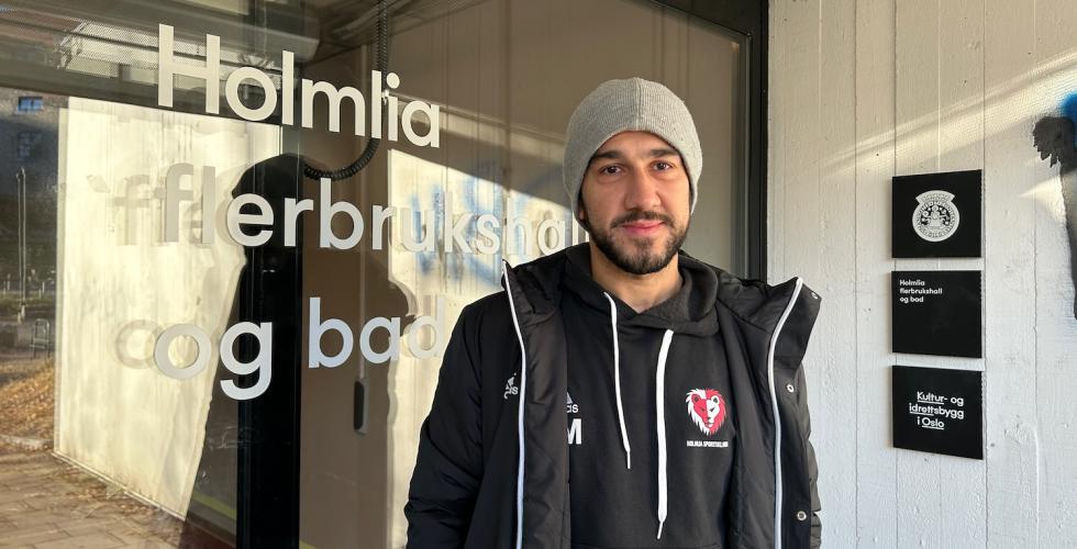 Aram Meradi foran Holmlia flerbrukshall og bad.