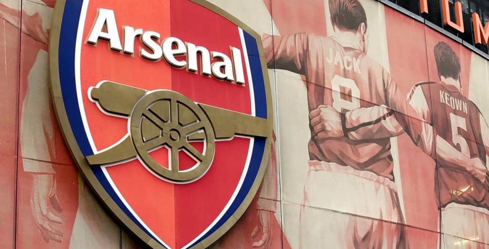 Arsenal fotballklubbs merke på utsiden av Emirates Stadium i London