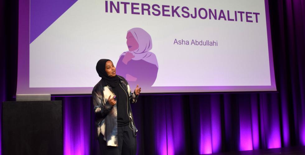 asha abdullahi holder foredrag på oslo world ung