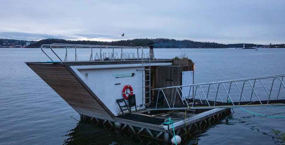 Badstuen ligger flytende på vannet ved Tjuvholmen.