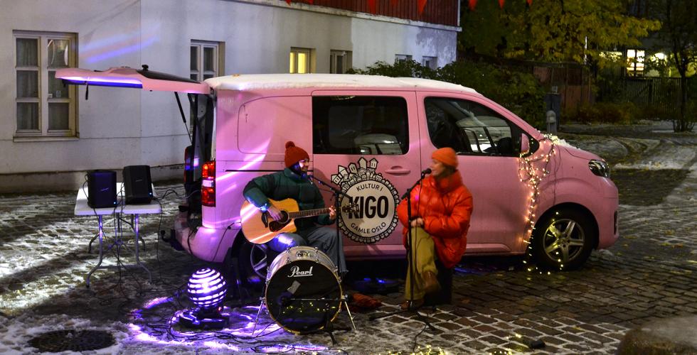 Et band fra KIGO holder konsert i bakgården til Oslo Museum.